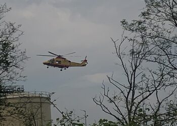 Pescatore cade in mare dagli scogli, scatta il recupero in volo