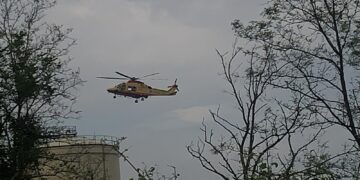 Pescatore cade in mare dagli scogli, scatta il recupero in volo