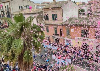 Una pioggia di coriandoli rosa saluta la partenza della tappa Vasto-Melfi