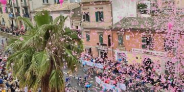 Una pioggia di coriandoli rosa saluta la partenza della tappa Vasto-Melfi