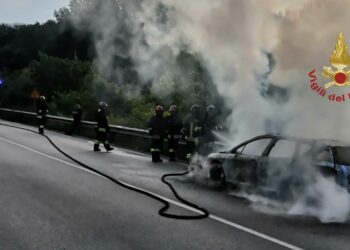 Auto in fiamme sulla Trignina, vigili del fuoco evitano il peggio