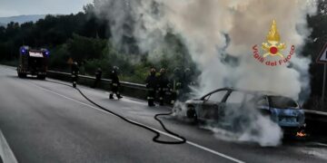 Auto in fiamme sulla Trignina, vigili del fuoco evitano il peggio