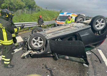 Scontro sull’A14, auto si ribalta: due feriti