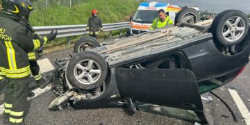 Scontro sull’A14, auto si ribalta: due feriti