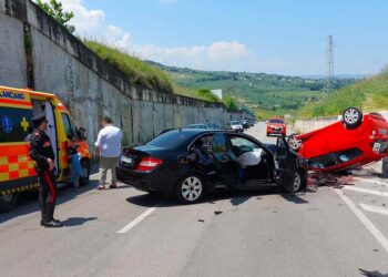 Atessa, frontale tra due auto, una si ribalta: 4 feriti tra i quali 2 bambini
