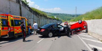 Atessa, frontale tra due auto, una si ribalta: 4 feriti tra i quali 2 bambini