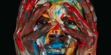 “Un’onda lontana”, l’ultimo inedito di Auro Zelli con un sguardo sulla strage di Cutro