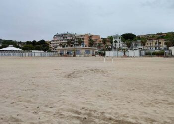 La rimozione de “La Bussola” slitta a settembre, «per l’estate eliminare recinzioni e altri ostacoli»