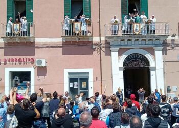 Pollutri, si festeggia San Nicola: preparati 12mila taralli, 3mila lanciati da Palazzo del Re