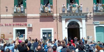 Pollutri, si festeggia San Nicola: preparati 12mila taralli, 3mila lanciati da Palazzo del Re