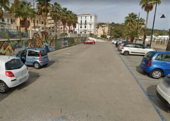 La giunta sposta le giostrine accanto alla Rotonda. Centrodestra: «Così meno parcheggi»