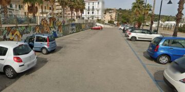 La giunta sposta le giostrine accanto alla Rotonda. Centrodestra: «Così meno parcheggi»