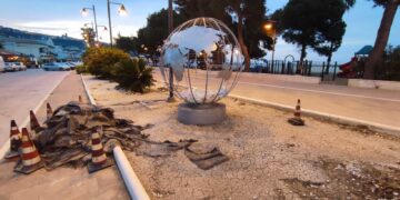 Nuovo look per le aiuole del lungomare: prato al posto delle pietre