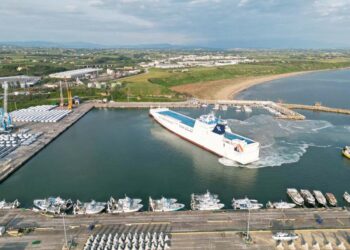 Nuovo ingresso record nel porto vastese: arrivata nave da 209 metri per caricare 450 furgoni