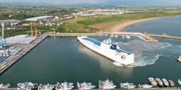 Nuovo ingresso record nel porto vastese: arrivata nave da 209 metri per caricare 450 furgoni