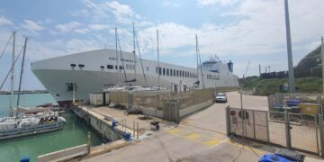 Nuovo ingresso record nel porto vastese: arrivata nave da 209 metri per caricare 450 furgoni