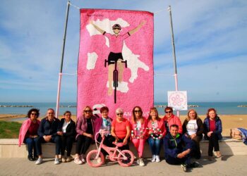 6.500 fiori all’uncinetto per il pannello dedicato al Giro d’Italia a San Salvo