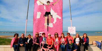 6.500 fiori all’uncinetto per il pannello dedicato al Giro d’Italia a San Salvo