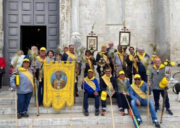 Pellegrini arrivati alla meta: nella Basilica di San Nicola di Bari