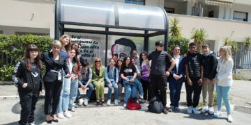 Il capolavoro degli studenti: pensiline con immagini e parole di Falcone e Borsellino