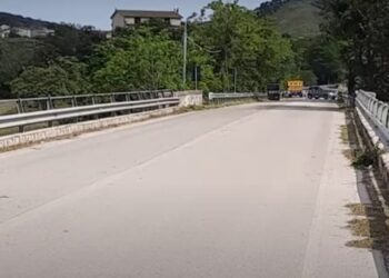 Resta chiuso il ponte sul fiume Aventino