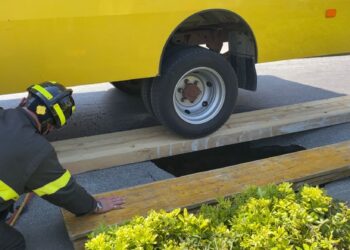 «Voragine causata dalla fogna rotta. Domani il robot per cercare la falla»