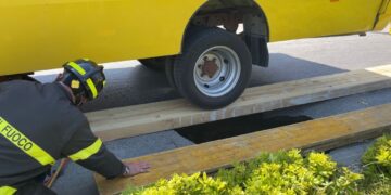 «Voragine causata dalla fogna rotta. Domani il robot per cercare la falla»