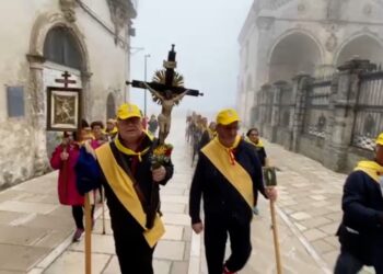 A piedi da Vasto a Bari: sotto la pioggia le tappe a San Giovanni Rotondo e San Michele