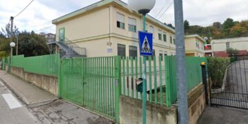 Pescara, alunna di 13 anni cade da finestra della scuola
