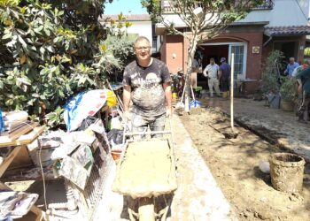 Da Vasto alla Romagna a spalare il fango: «Una catena umana per liberare le case»