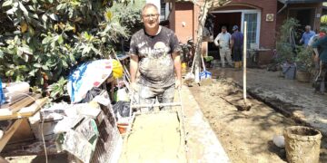 Da Vasto alla Romagna a spalare il fango: «Una catena umana per liberare le case»