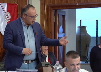Consiglio comunale: via le giostrine da piazza Rodi. Duro scontro opposizione-Menna
