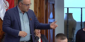 Consiglio comunale: via le giostrine da piazza Rodi. Duro scontro opposizione-Menna