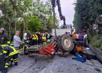 Trattore si ribalta in strada a San Salvo: guidatore estratto dai vigili del fuoco