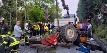 Trattore si ribalta in strada a San Salvo: guidatore estratto dai vigili del fuoco