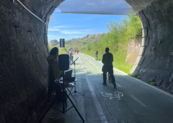 In bici o a passeggio sulla Via Verde con musica e soprano: ecco Tunnel of love