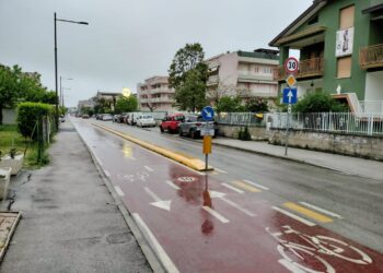 Via del Mare, la ciclabile dedicata alle famiglie in mano agli incivili
