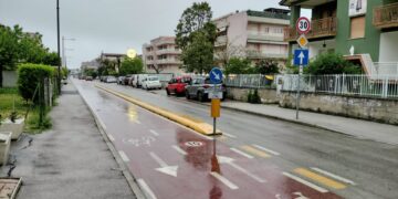 Via del Mare, la ciclabile dedicata alle famiglie in mano agli incivili