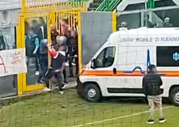 Emergenza allo stadio, ambulanza in campo ma la porta della recinzione si apre solo a metà: il video è virale