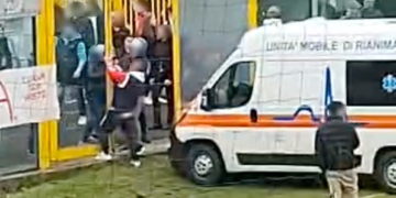 Emergenza allo stadio, ambulanza in campo ma la porta della recinzione si apre solo a metà: il video è virale