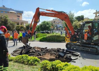 Vasto, strada sprofonda al passaggio dello scuolabus: buca di 8 metri