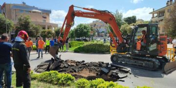Vasto, strada sprofonda al passaggio dello scuolabus: buca di 8 metri