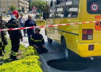 Vasto, strada sprofonda al passaggio dello scuolabus: buca di 8 metri