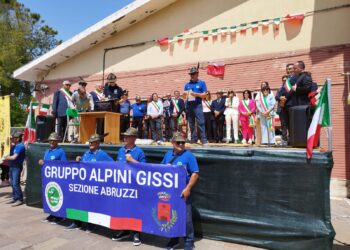 Oltre cinquecento penne nere in festa tra le strade del paese
