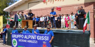 Oltre cinquecento penne nere in festa tra le strade del paese