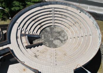 Quel luogo di cultura in decadenza con l’anfiteatro sul tetto