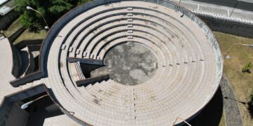 Quel luogo di cultura in decadenza con l’anfiteatro sul tetto