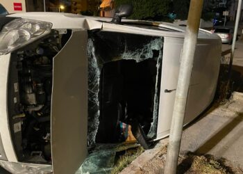 Via del Porto, schianto tra due auto, una si ribalta: tre feriti