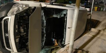 Via del Porto, schianto tra due auto, una si ribalta: tre feriti