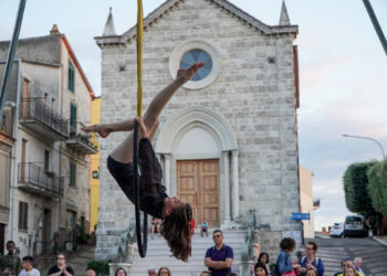 Le evoluzioni e la magia della danza aerea conquistano Lentella